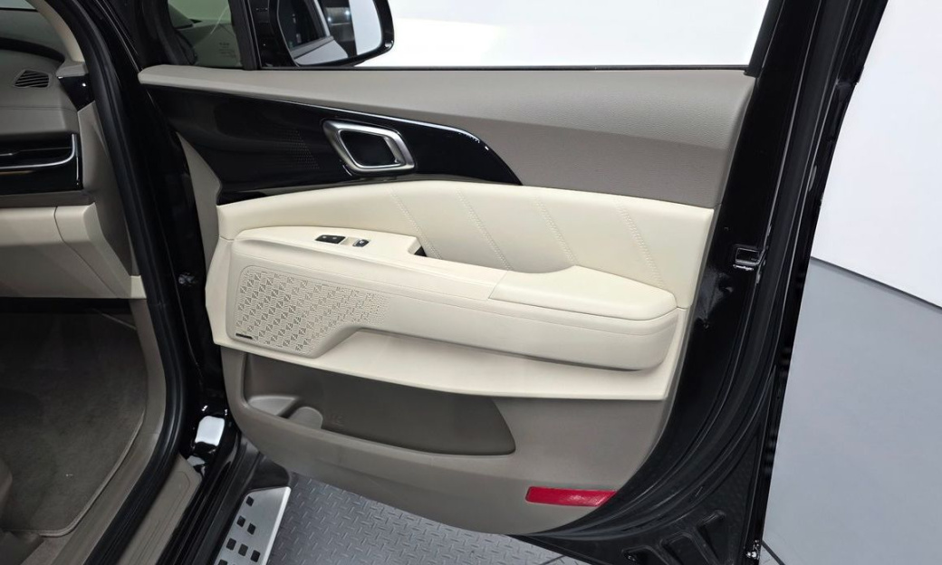Kia Carnival 9-Seater Gravity, 2025