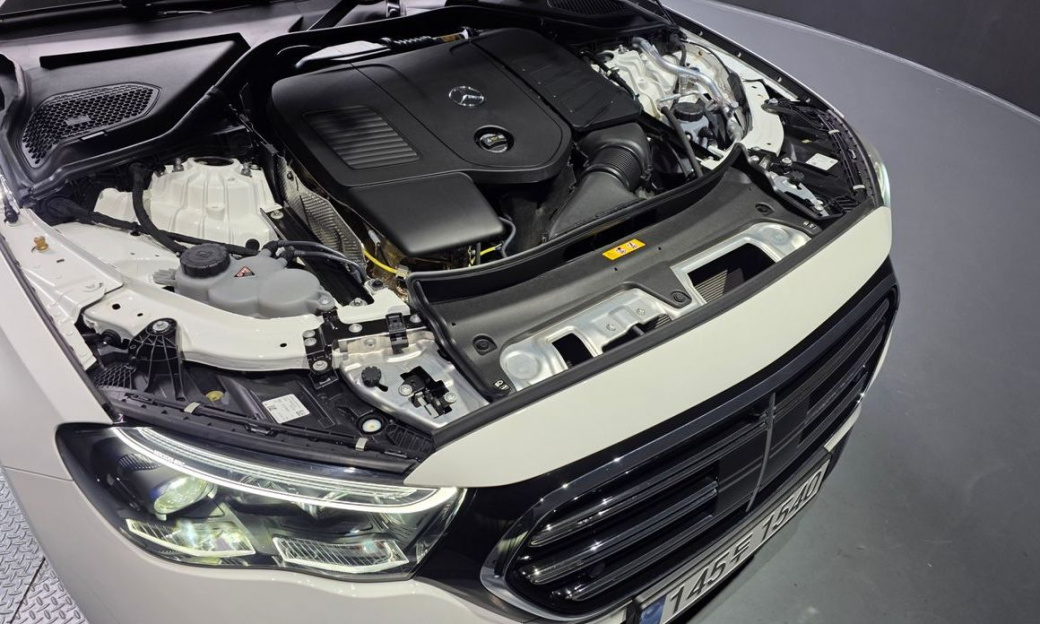 Mercedes-Benz E-Class E300 4MATIC Exclusive, 2025