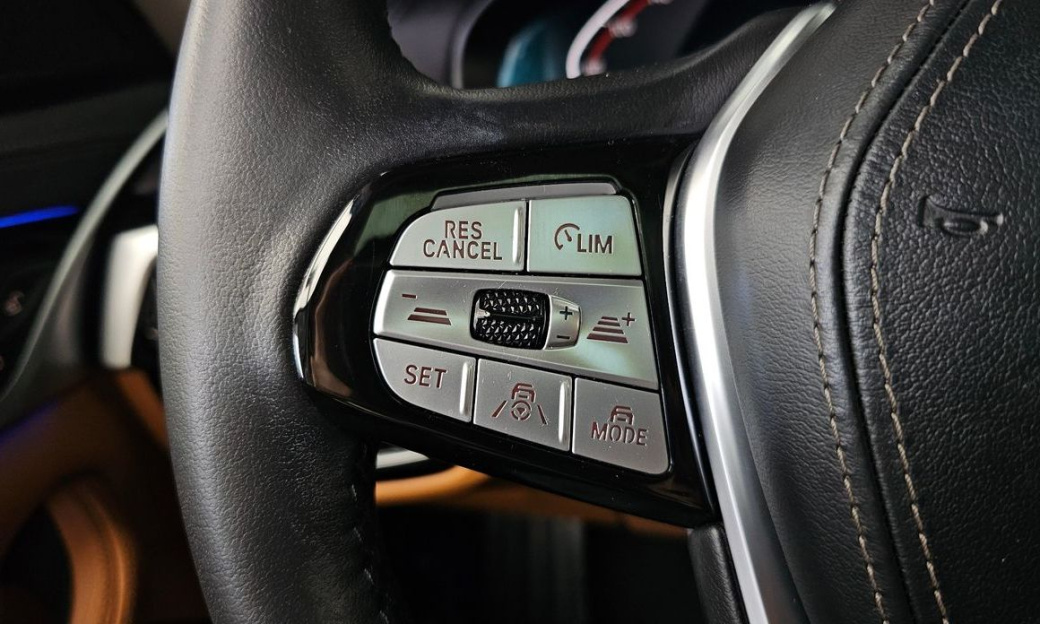 BMW 5-Series 520i Luxury, 2022