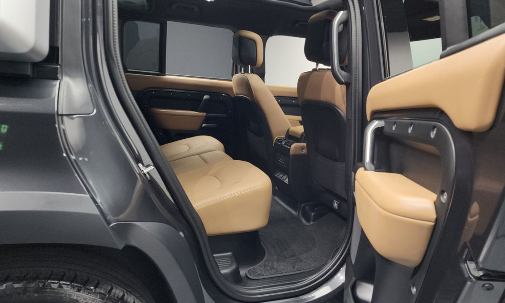 Land Rover Defender 110 P300 X-Dynamic SE, 2025