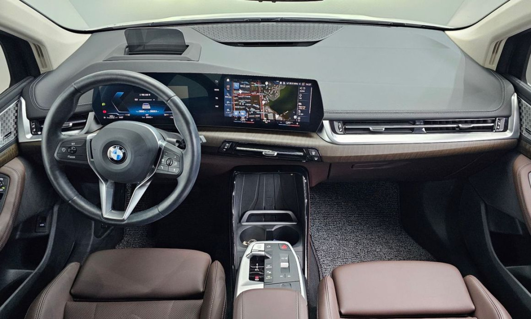 BMW 2-Series 220i Luxury, 2024