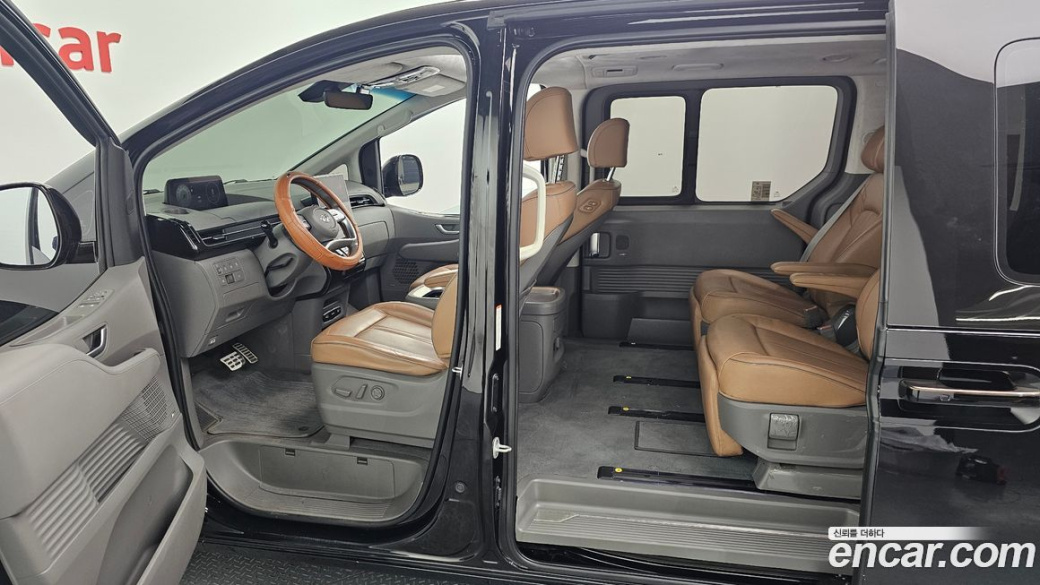 Hyundai Staria 4WD Lounge 7-Seater, 2023