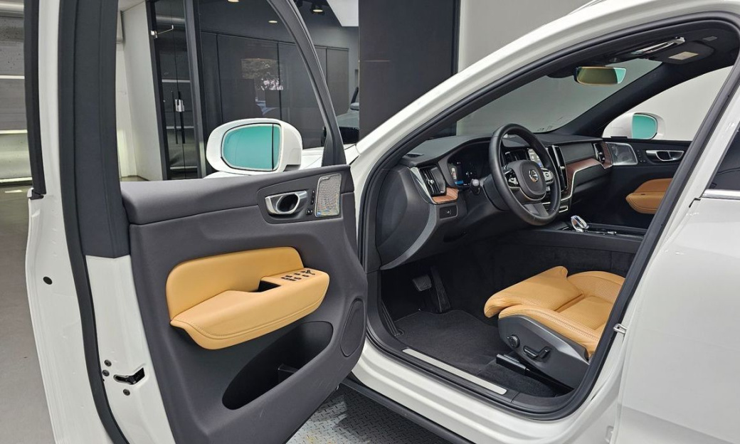 Volvo XC60 B6 Ultimate Bright, 2024