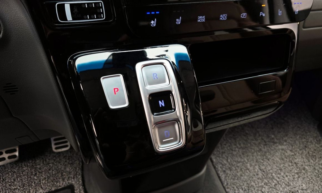 Hyundai Staria 4WD Lounge 9-Seater, 2023