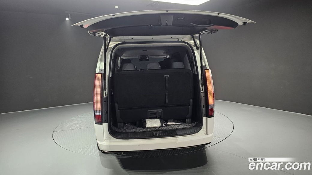 Hyundai Staria Lounge 9-Seater, 2022
