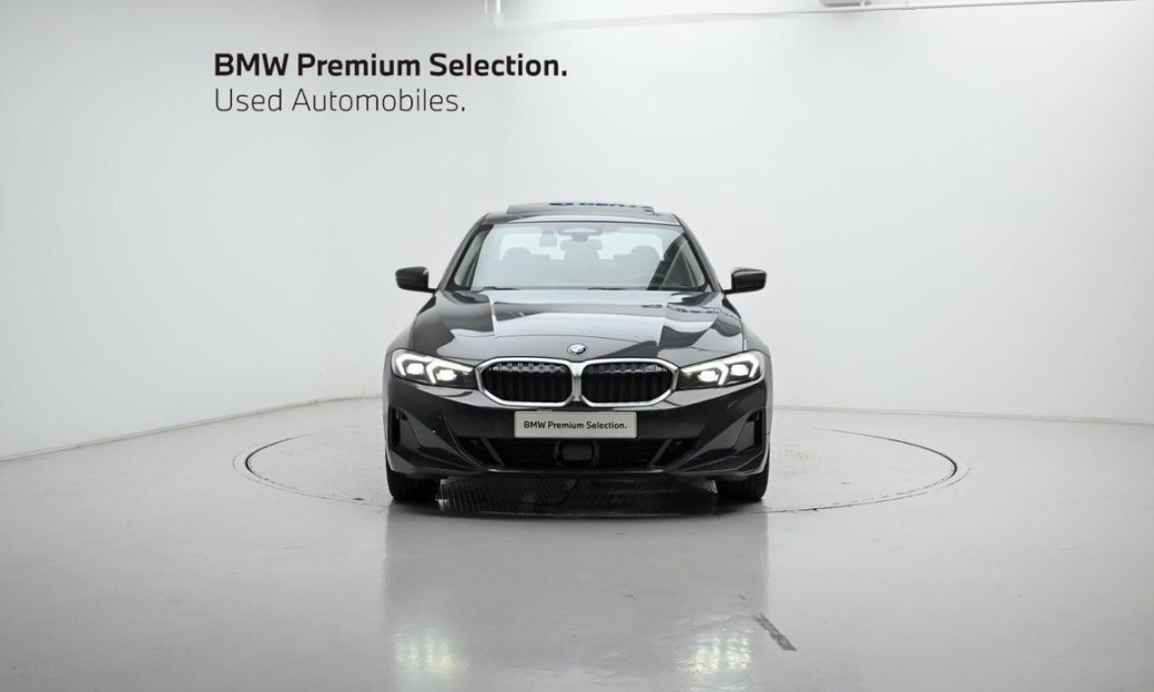 BMW 3-Series 320i, 2025