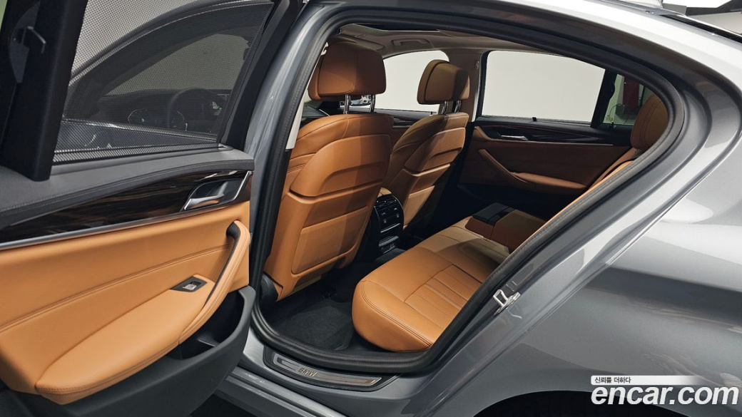 BMW 5-Series 520i Luxury, 2023