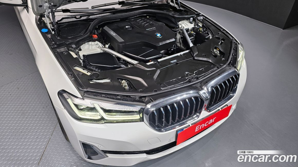 BMW 5-Series 520i Luxury, 2023
