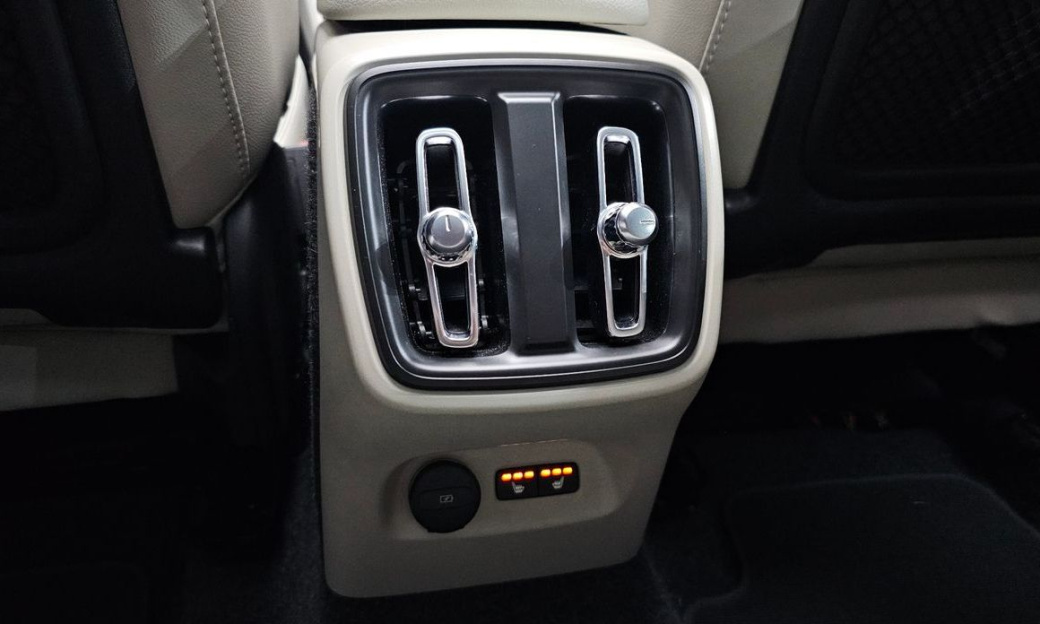 Volvo XC40 B4 Ultra Bright, 2025