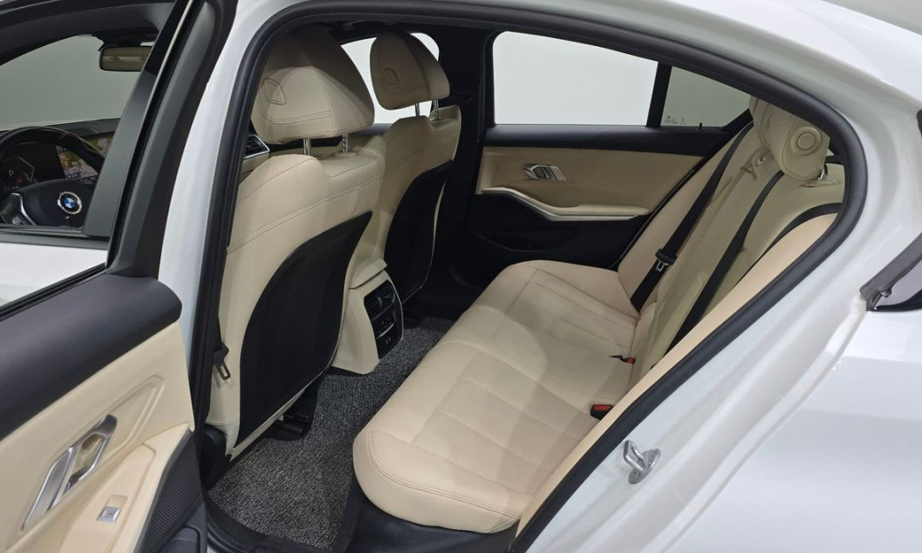 BMW 3-Series 320i, 2024