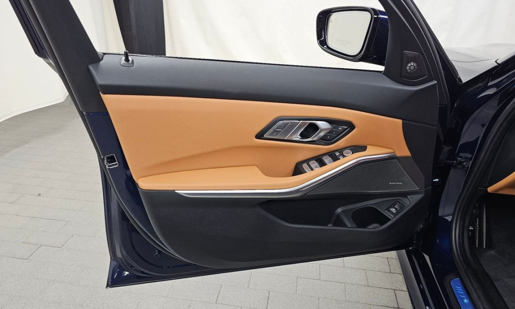 BMW 3-Series 320i M Sport, 2025