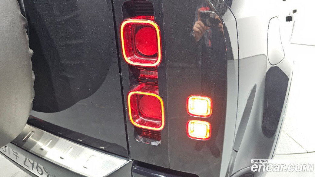 Land Rover Defender 110 P300 X-Dynamic SE, 2025