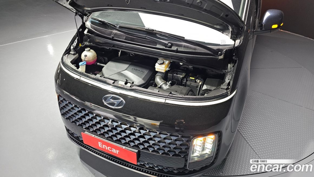 Hyundai Staria 4WD Lounge 9-Seater, 2022