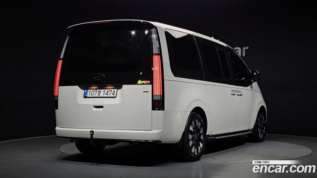 Hyundai Staria 4WD Lounge 7-Seater, 2025