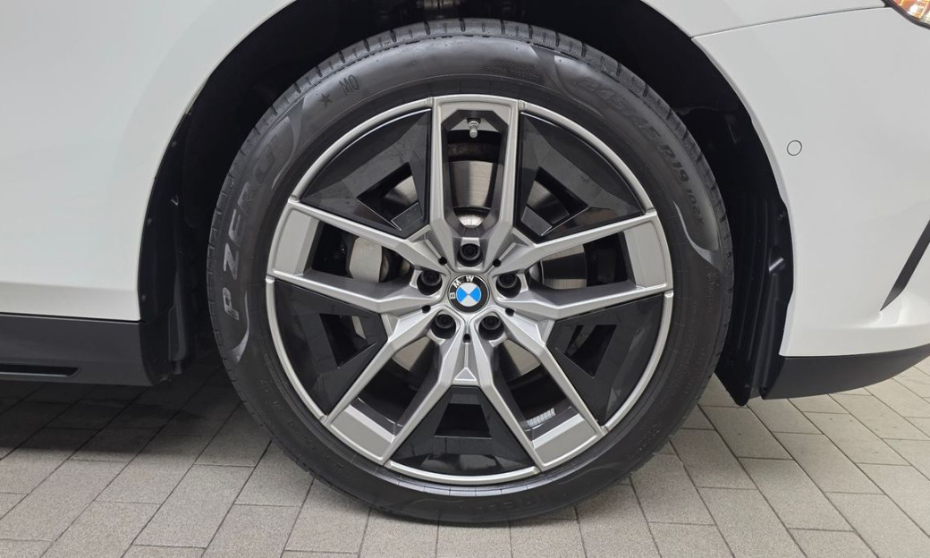 BMW 5-Series 530i xDrive, 2024