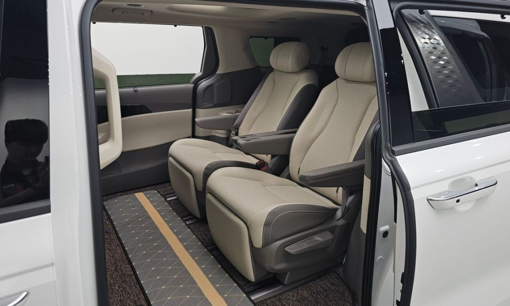 Kia Carnival 7-Seater Gravity, 2025