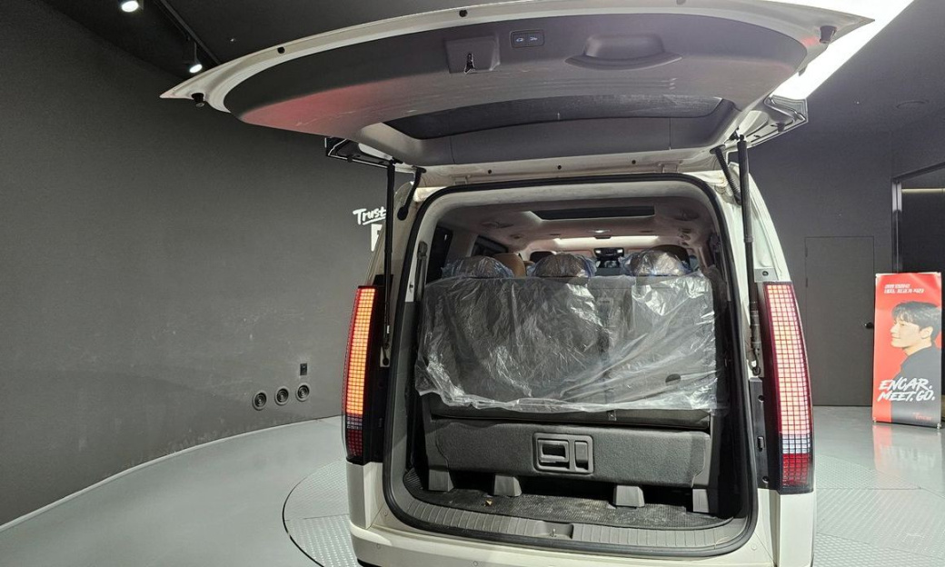 Hyundai Staria 4WD Lounge 9-Seater, 2025