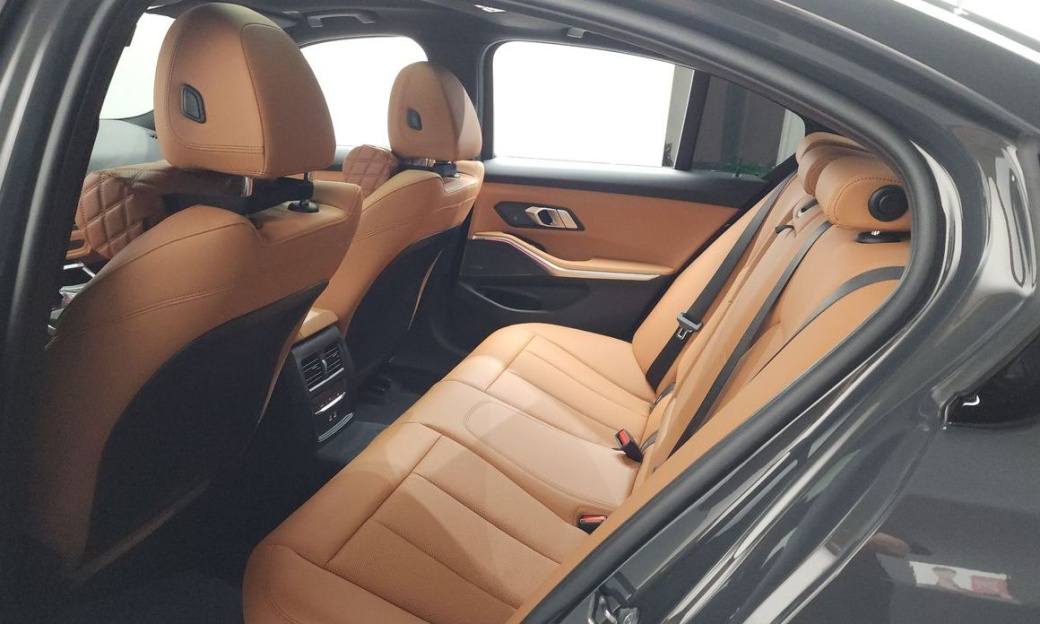 BMW 3-Series 320i M Sport, 2025