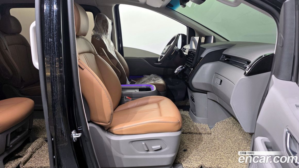 Hyundai Staria 4WD Lounge 9-Seater, 2024