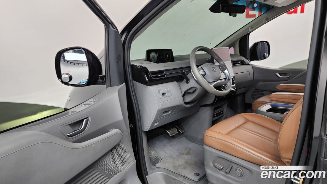 Hyundai Staria 4WD Lounge 9-Seater, 2022