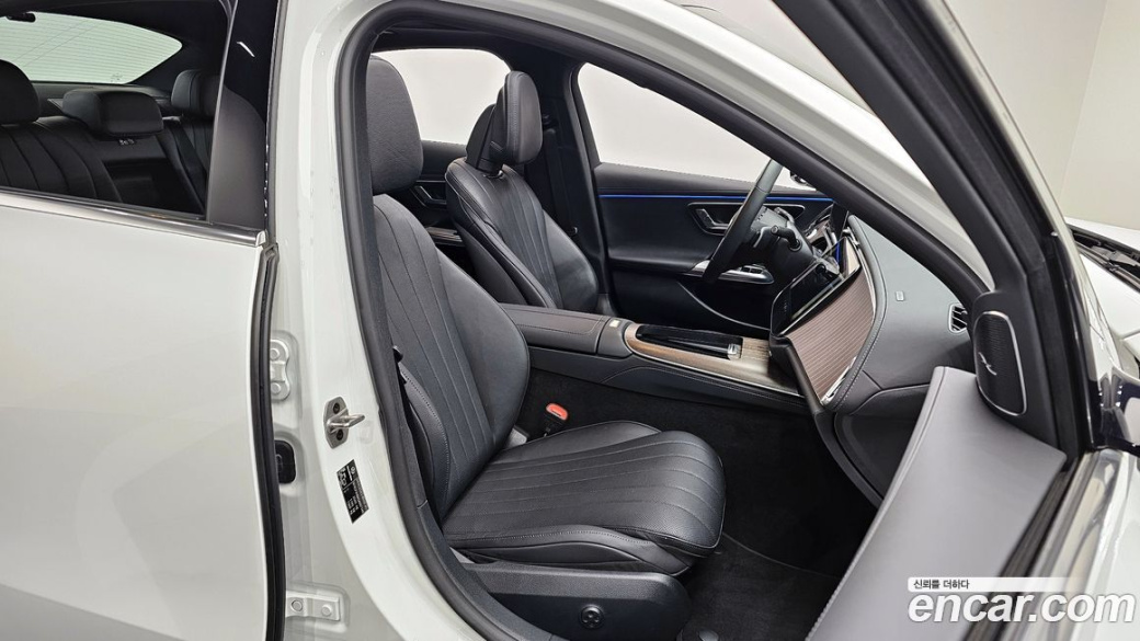 Mercedes-Benz E-Class E300 4MATIC Exclusive, 2025