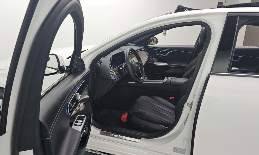 Mercedes-Benz E-Class E300 4MATIC Exclusive, 2025
