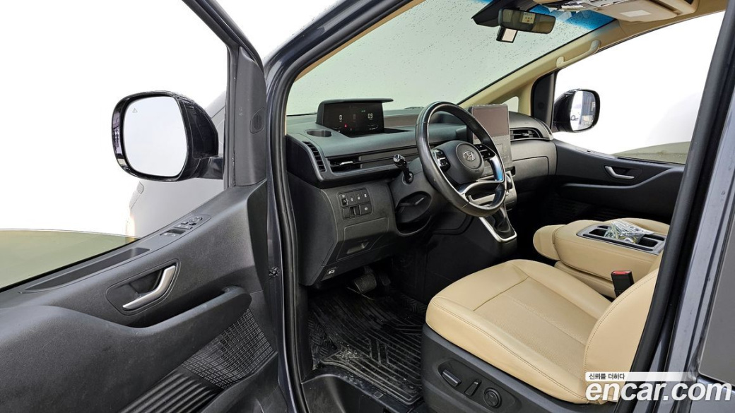 Hyundai Staria Tourer 11-Seater, 2023