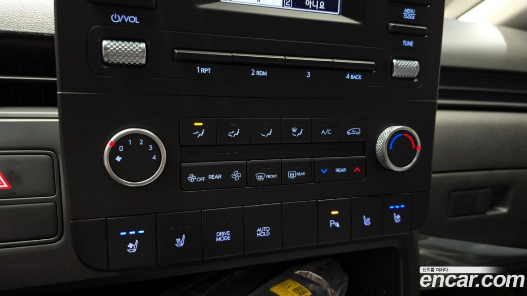 Hyundai Staria 4WD Tourer 11-Seater, 2025