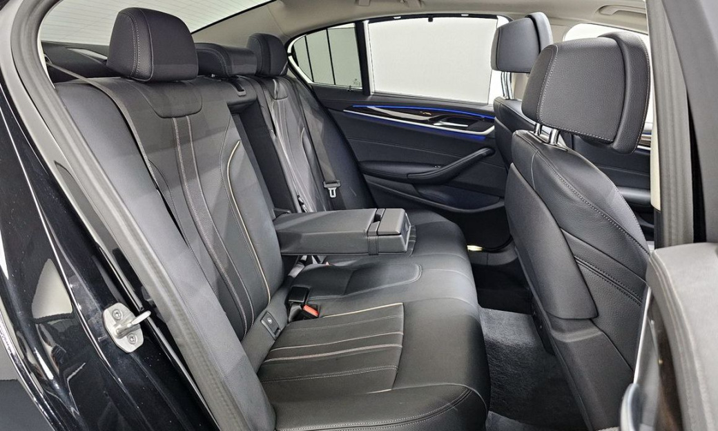 BMW 5-Series 520i Luxury, 2023