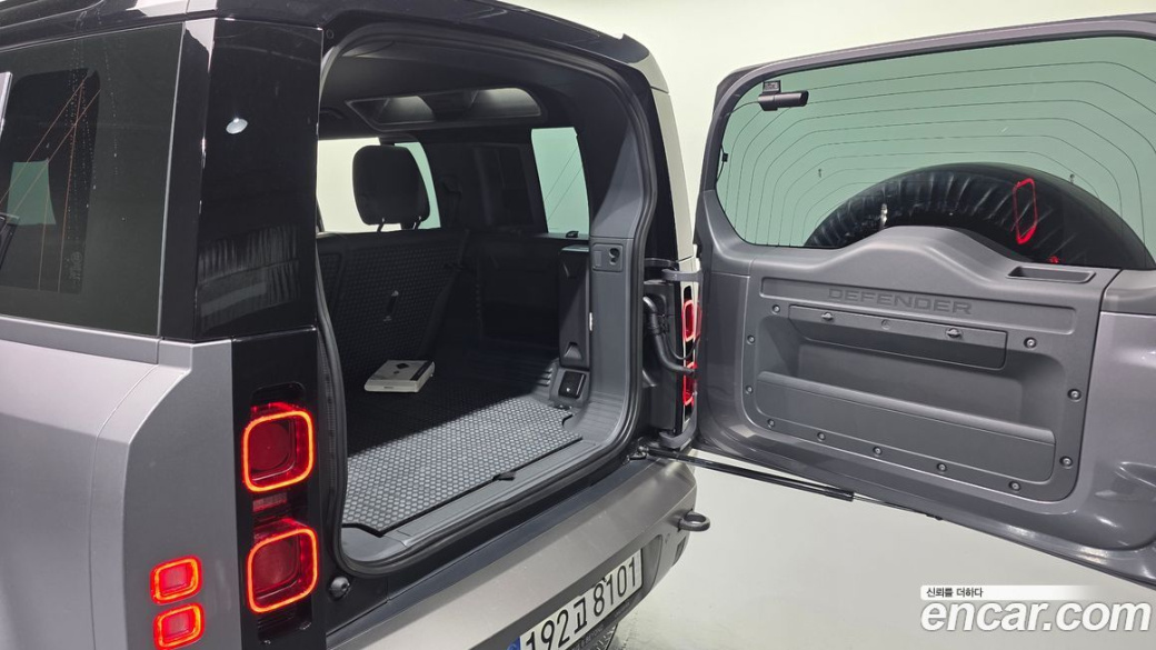 Land Rover Defender 110 P300 X-Dynamic SE, 2023