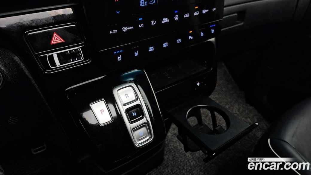 Hyundai Staria 4WD Lounge 9-Seater, 2025
