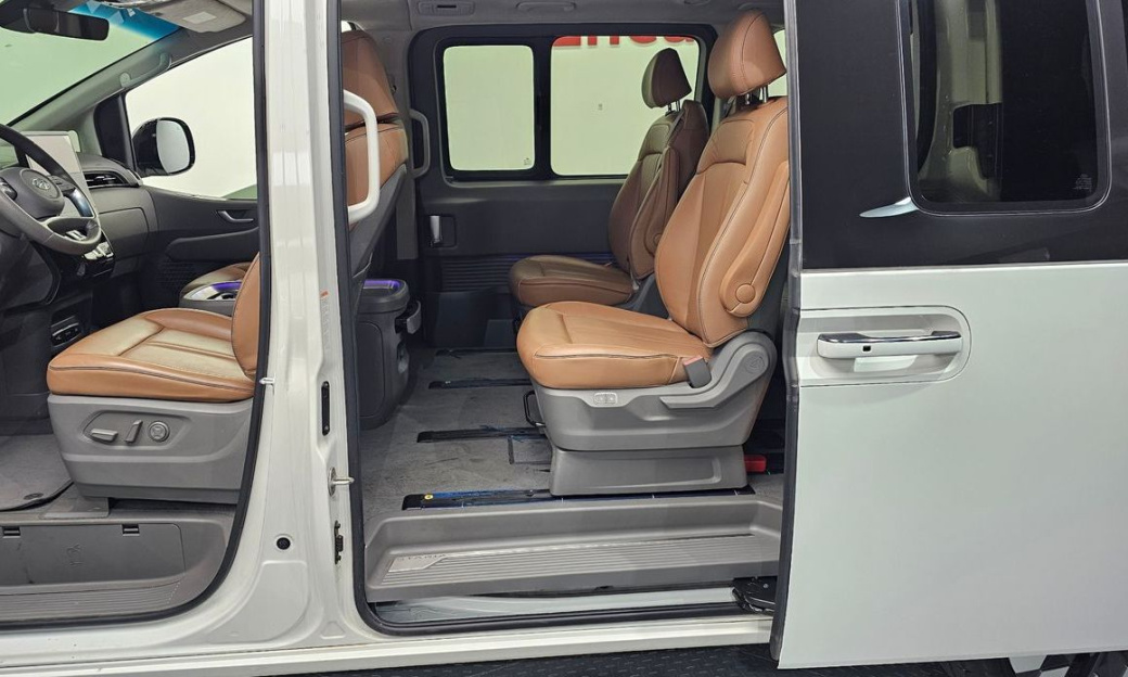 Hyundai Staria Lounge 9-Seater, 2022