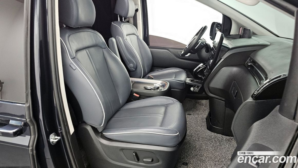 Hyundai Staria 4WD Lounge 9-Seater, 2025