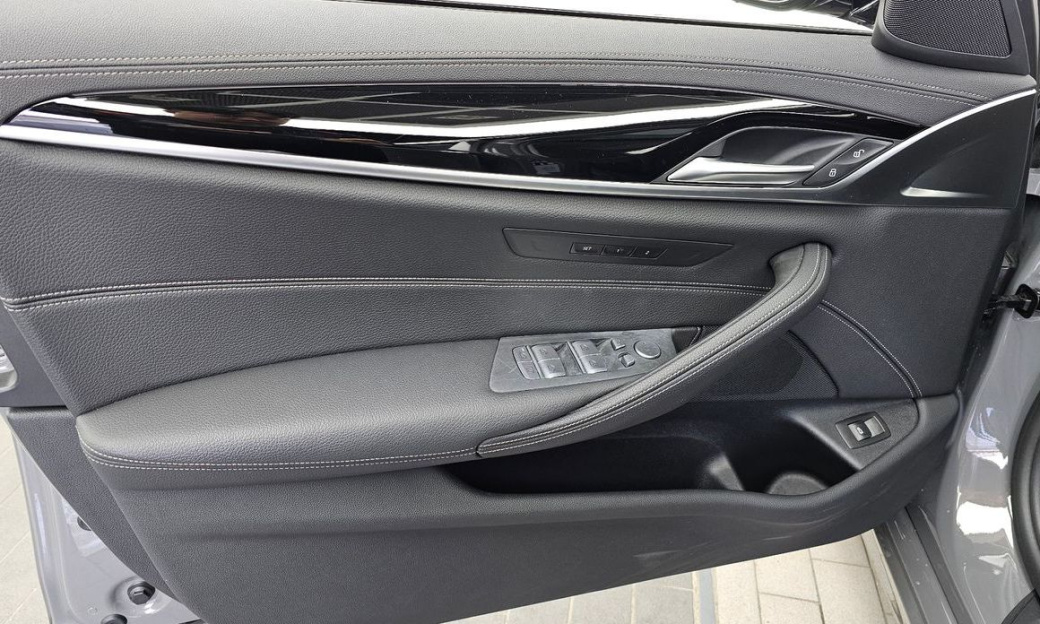 BMW 5-Series 520i Luxury, 2022
