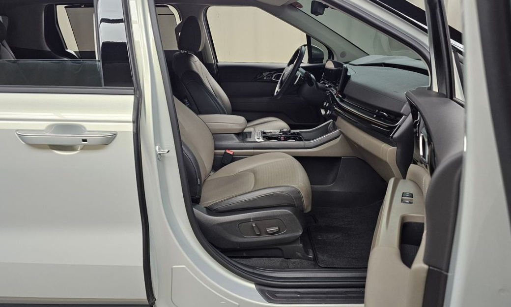 Kia Carnival 7-Seater Signature, 2025
