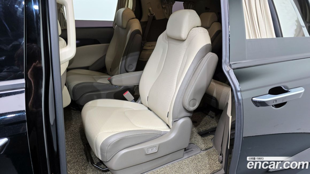 Kia Carnival 9-Seater Hi-Limousine, 2022