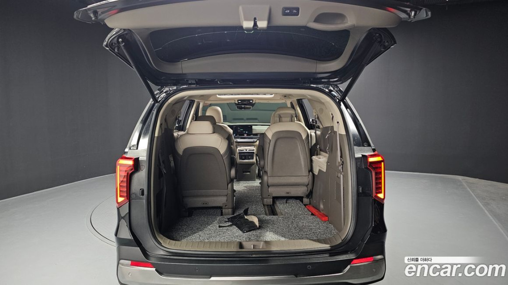 Kia Carnival 9-Seater Signature, 2024