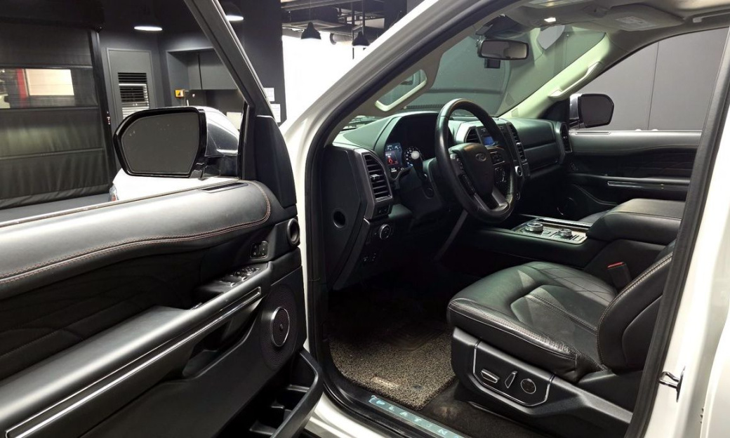 Ford Expedition Platinum 4WD, 2021