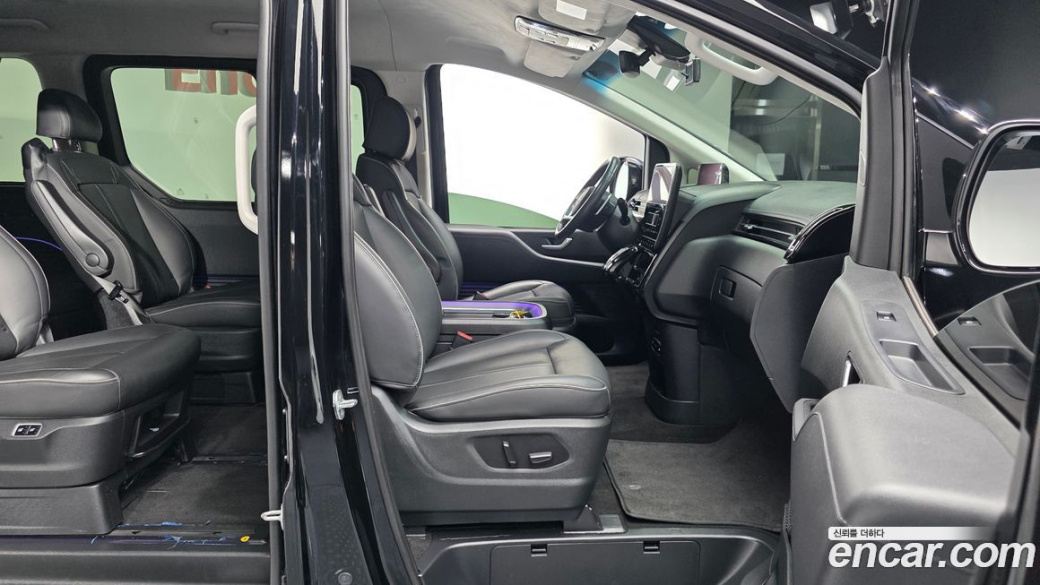Hyundai Staria 4WD Lounge 9-Seater, 2022