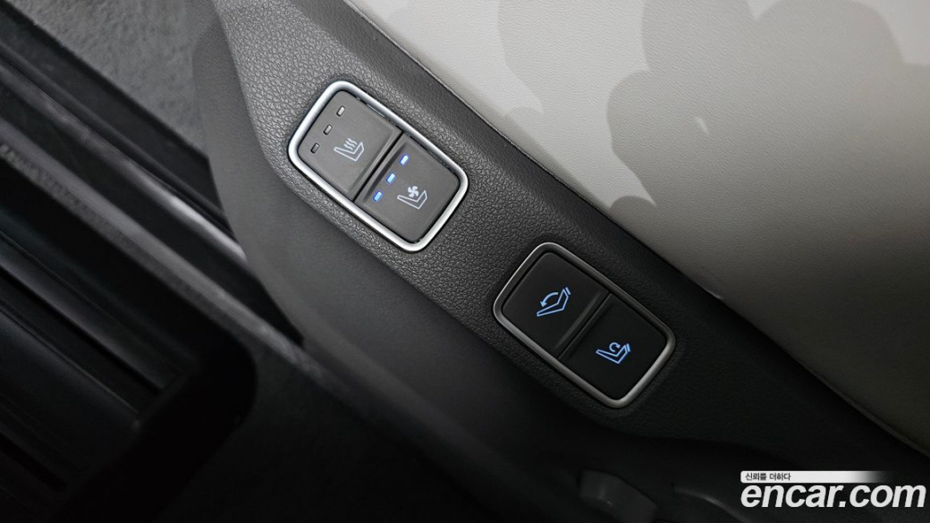 Hyundai Staria 4WD Lounge 7-Seater, 2024