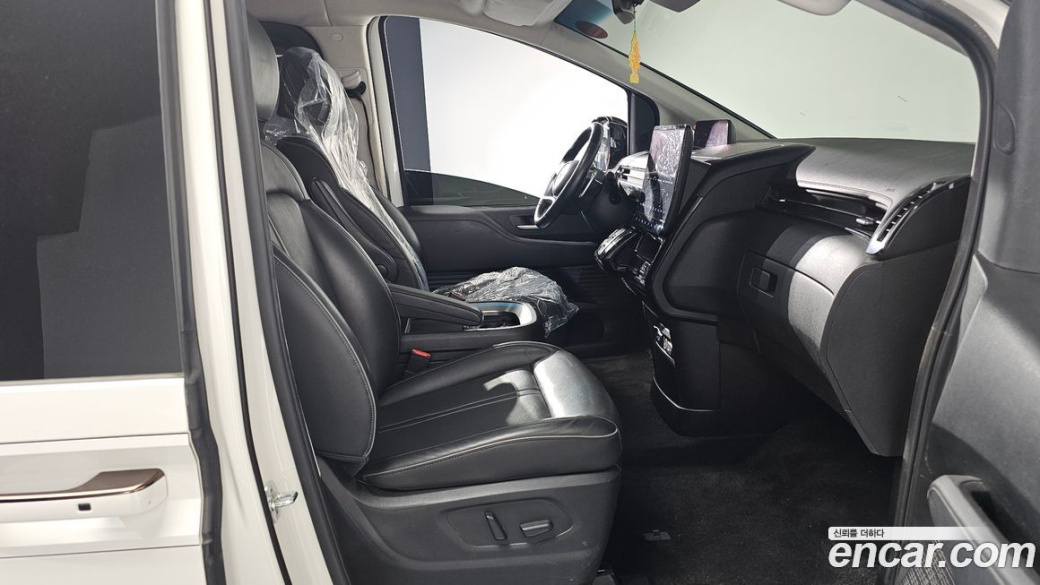 Hyundai Staria 4WD Lounge 7-Seater, 2022