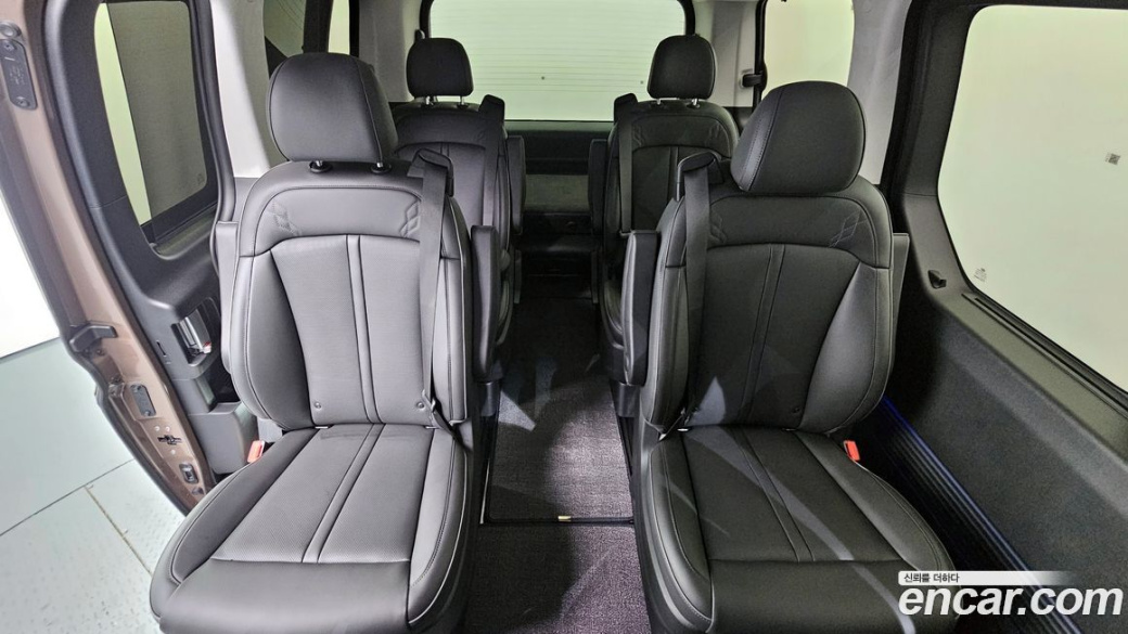 Hyundai Staria Lounge 9-Seater, 2025