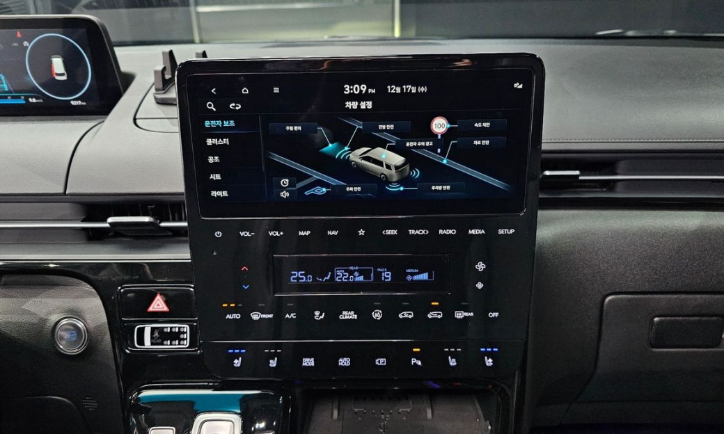 Hyundai Staria 4WD Lounge 9-Seater, 2025