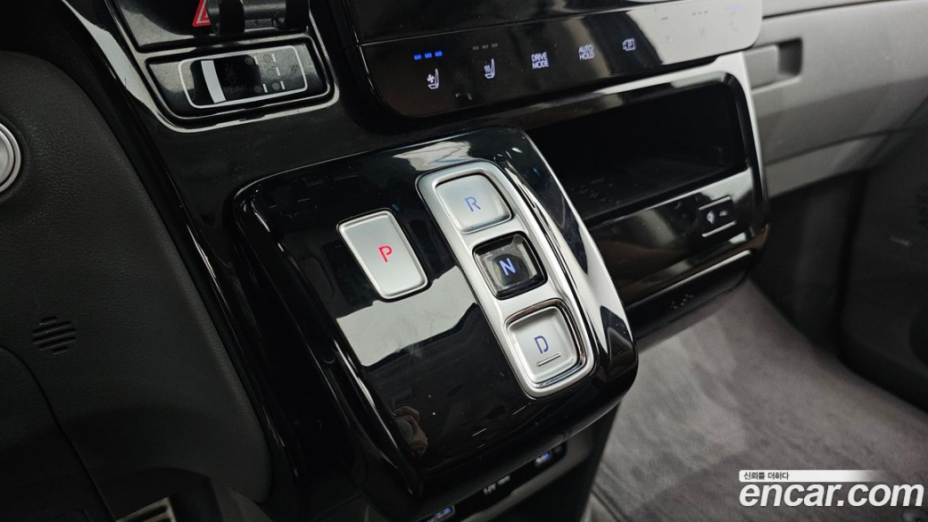 Hyundai Staria 4WD Lounge 7-Seater, 2023