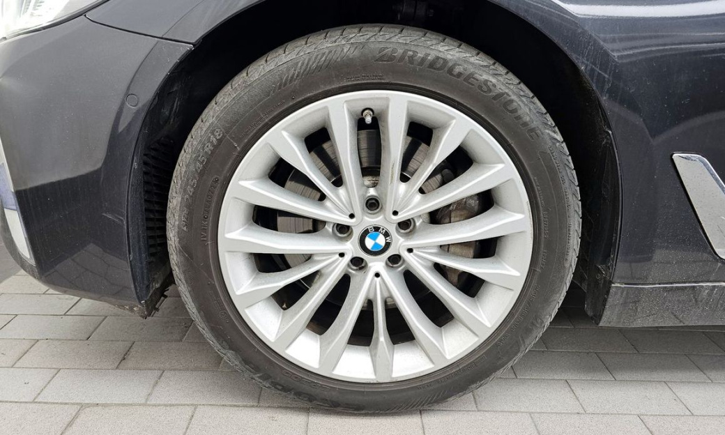 BMW 5-Series 530i Luxury, 2022