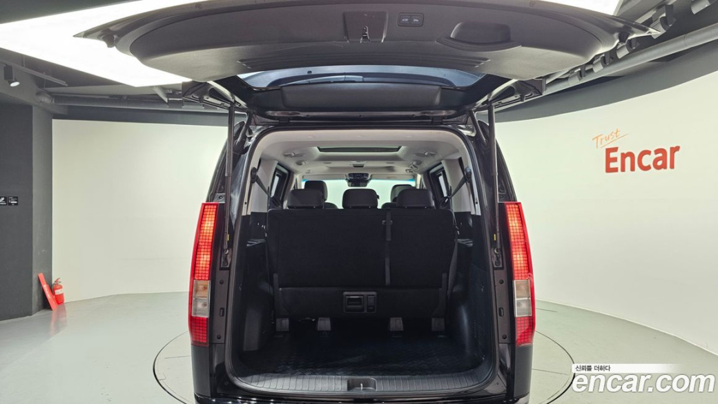 Hyundai Staria 4WD Tourer 9-Seater, 2025