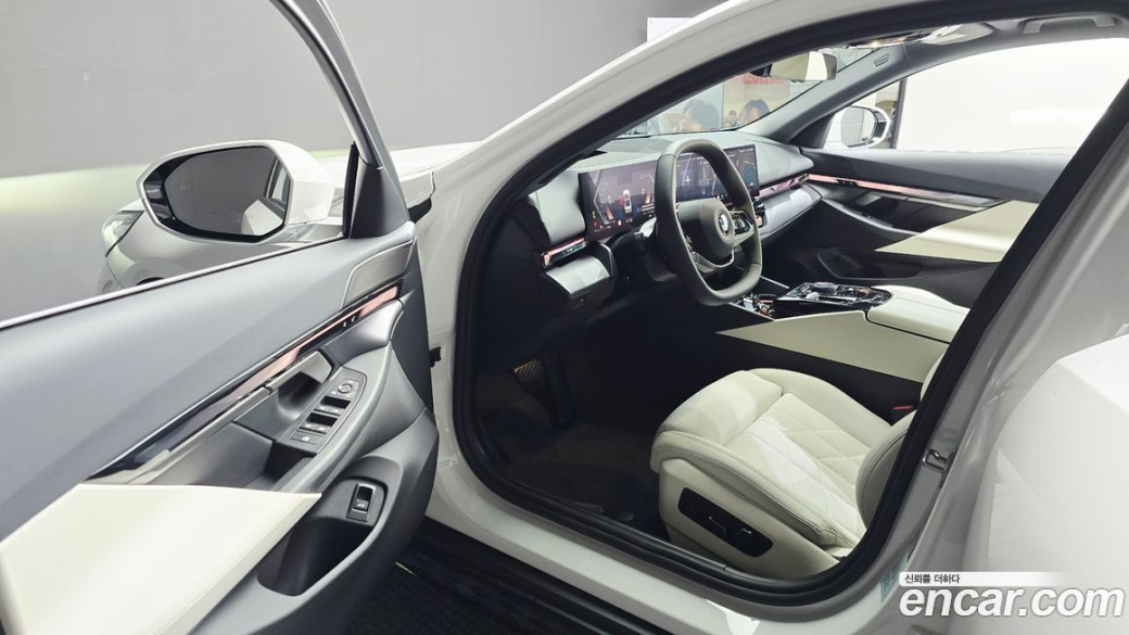BMW 5-Series 520i, 2025