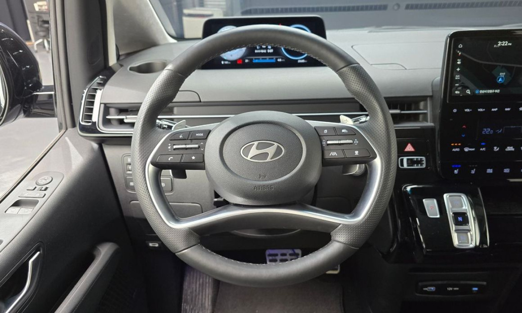 Hyundai Staria 4WD Lounge 9-Seater, 2025