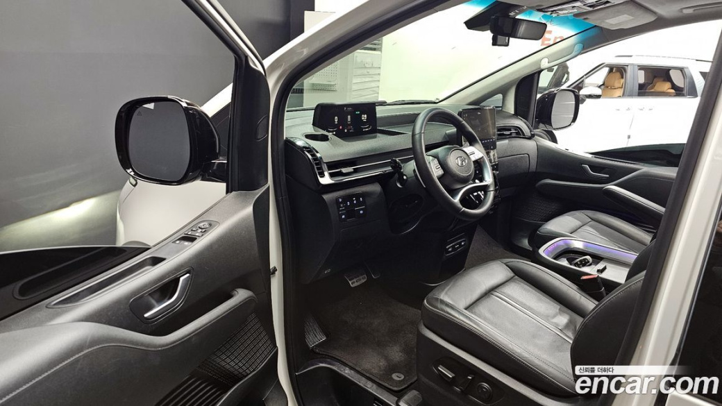 Hyundai Staria 4WD Lounge 9-Seater, 2024