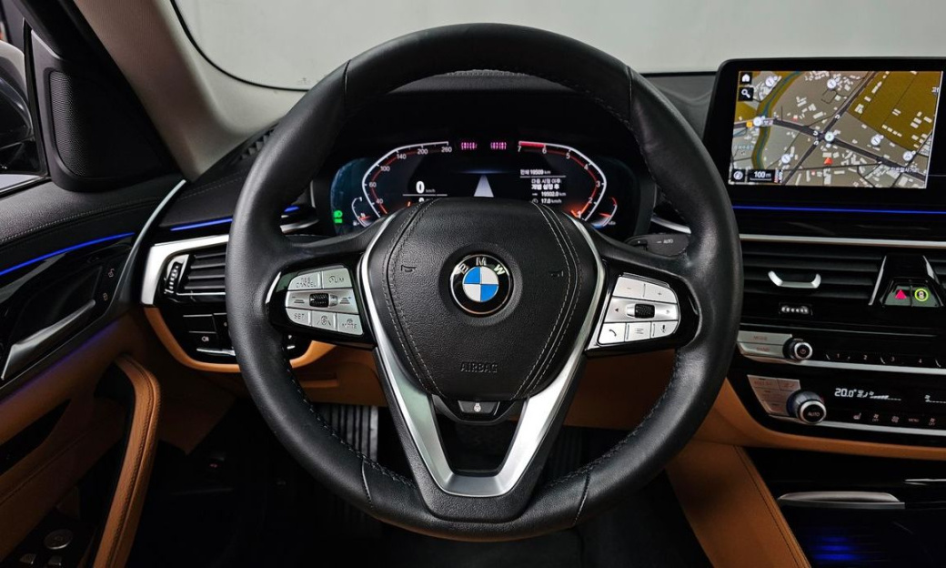 BMW 5-Series 520i Luxury, 2022